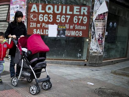 Una familia china pasea por el distrito de Tetuán, en Madrid, en 2014.
