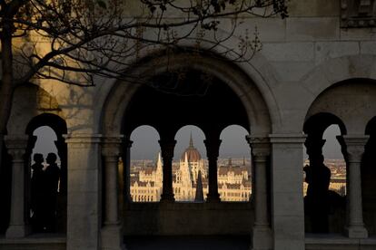 Un buen punto de partida para empezar a conocer Budapest es visitar el Bastión de los Pescadores, desde el que el viajero tiene una impresionante panorámica del Parlamento.