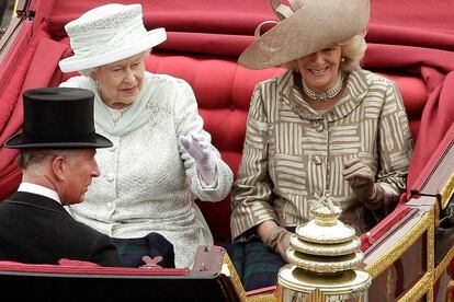 La reina Isabel, junto a la duquesa de Cornwall y el príncipe Carlos en el desfile real.