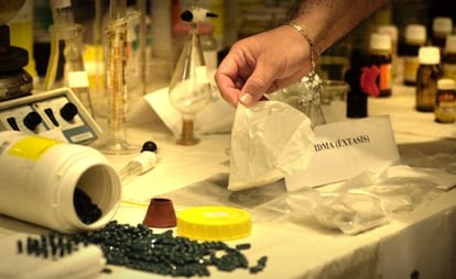 El mercado de la droga se reinventa constantemente y en algunas incautaciones, en la imagen una en Valencia, se hallan nuevas sustancias aún sin regular. / Tania Castro