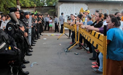 Familiares de presos políticos en las afueras de la cárcel nicaragüense de La Modelo.