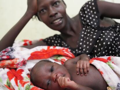 Nyaliep y su hija Nyalat, fotografiadas en la sala durante una visita para una consulta de atención posnatal. Nyalat, que significa "lunes", había nacido en el hospital de Ulang un mes antes.