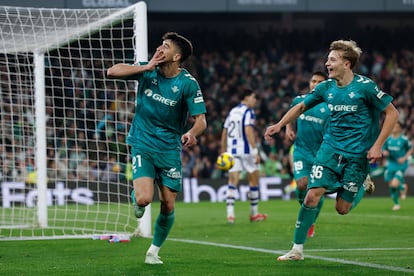 Marc Roca celebra el segundo gol del Betis ante la Real junto a su compañero Jesús Rodríguez. 