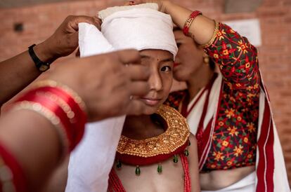 Devotos nepalíes se preparan para el festividad del Krishna Janmastami, en Katmandú (Nepal).