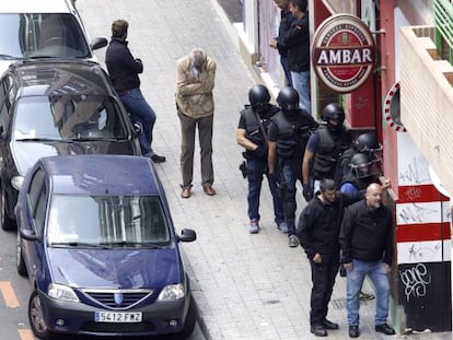 Los GEO y los negociadores, ante el bar Maxi 2.