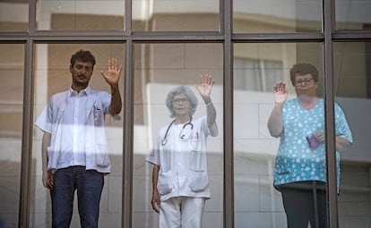 Uzziel Pérez, María Victoria Sánchez y Ángeles Remedios, en un ventanal del ambulatorio.