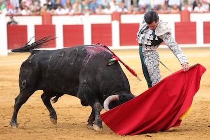 Juan Ortega torea al natural a uno de sus toros en la feria de Valladolid.