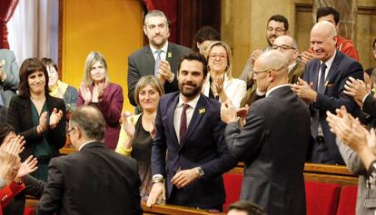 Torrent, aplaudit per diputats del seu partit.