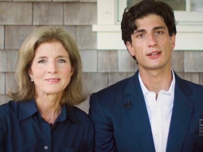 Caroline Kennedy y su hijo Jack Schlossberg, durante su intervención en apoyo a Biden.