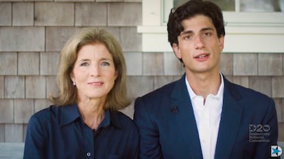 Caroline Kennedy y su hijo Jack Schlossberg, durante su intervención en apoyo a Biden.