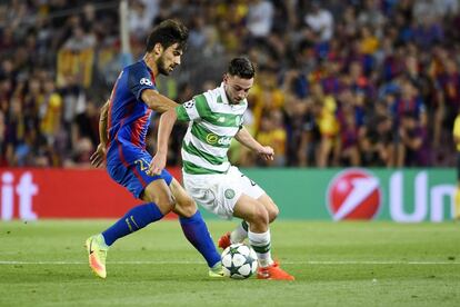 Andre Gomes (i) intenta bloquear al jugador del Celtic.