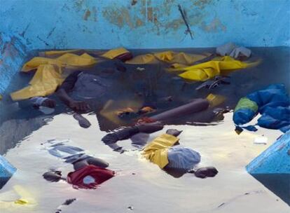 Cadáveres de los inmigrantes, medio sumergidos en la lancha en la que trataban de llegar a Canarias.