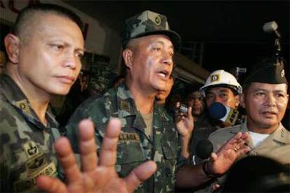 El general Nelson Aliaga (centro) habla con la prensa junto al coronel Querubín (izquierda) ayer en Manila.