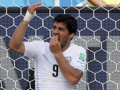 Luis Suárez sujeta sus dientes, tras morder a Chiellini.