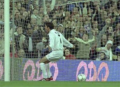 Raúl, instantes después de conseguir su gol, el segundo del Madrid.