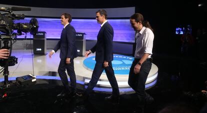 Los tres candidatos a la presidencia del Gobierno, de izquierda a derecha, Albert Rivera, Pedro Sánchez y Pablo Iglesias, entran en el plató.