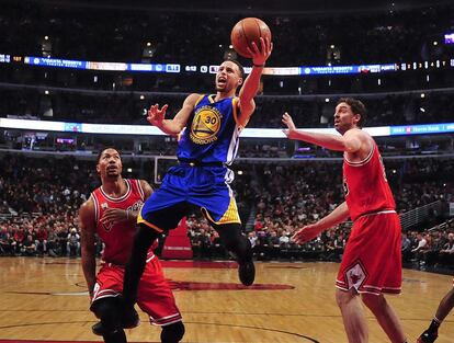 Curry, entre Rose y Pau Gasol.