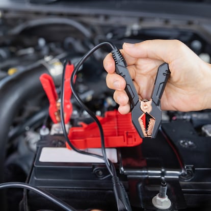 Artículo de EL PAIS describe cinco arrancadores de batería para el coche en oferta