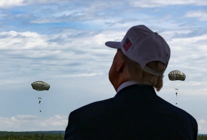 Donald Trump presencia una demostración militar este martes en Fort Bragg, Carolina del Norte.