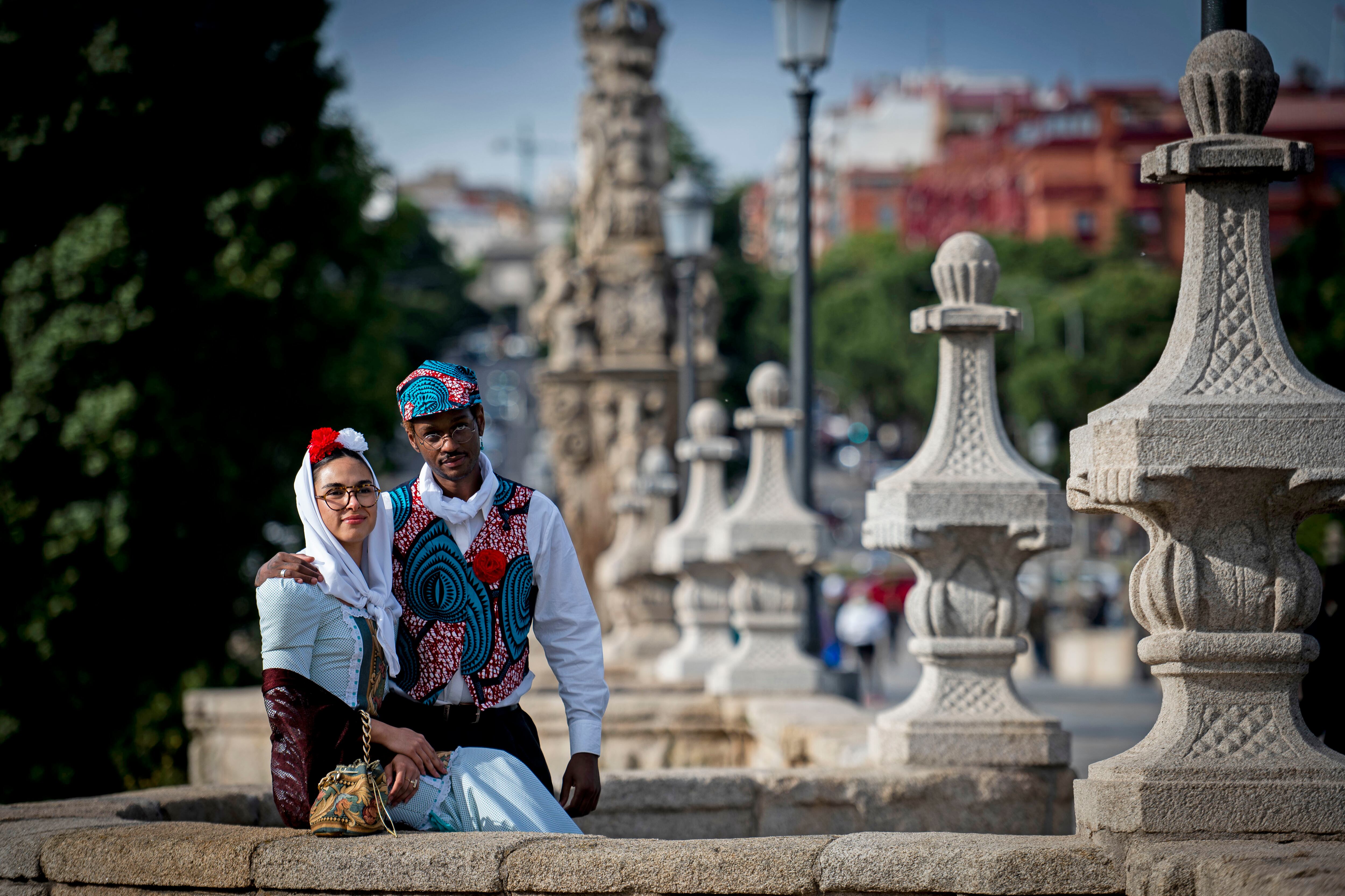 Megan Mercury y Alejandra Gombau posan en el puente de Toledo con los trajes que llevarán este año a la pradera.
