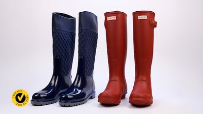 Botas de agua para mujer sobre fondo blanco.