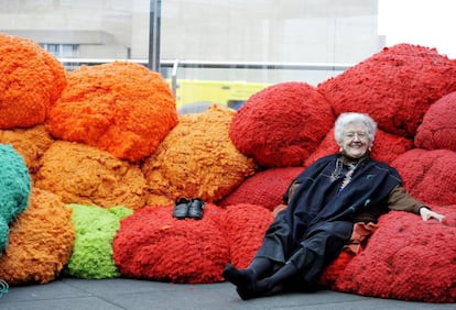 Sheila Hicks, sentada en su instalaci&oacute;n inicial de la exposici&oacute;n &#039;Sheila Hicks: Foray into Chromatic Zones&#039; en Londres en 2015.