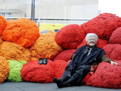 Sheila Hicks, sentada en su instalaci&oacute;n inicial de la exposici&oacute;n &#039;Sheila Hicks: Foray into Chromatic Zones&#039; en Londres en 2015.