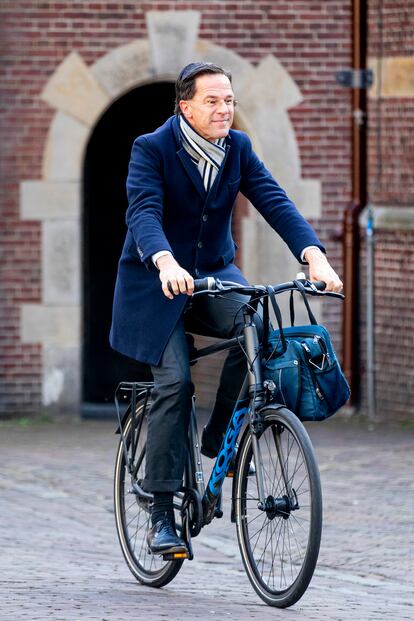 Mark Rutte, de camino al trabajo el 3 de abril de 2020.