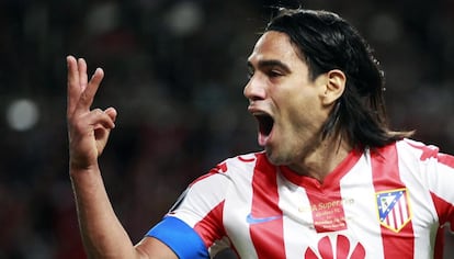 Falcao celebra su hat-trick haciendo un gesto con los dedos.