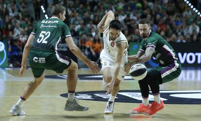 Campazzo (centro), ante Gerun y Adams, durante la final de la Copa del Rey.