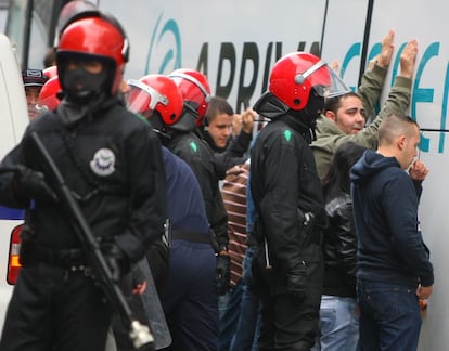 Los agentes han confirmado que los tripulantes del tercer autobús iban en "mal estado", con embriaguez y drogas. Han sido confiscados más de 26 bates.