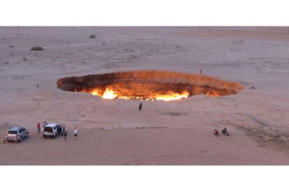 El pozo ardiente de la foto, tomada el 3 de mayo de 2014 cerca del pueblo de Darvaza, en Turkmenistán, Asia Central, también es conocido como Puerta del Infierno. Lleva ardiendo sin interrupción desde hace 44 años, y aunque parece un volcán, este enorme cráter de 69 metros de diámetro y 30 metros de profundidad que se abre en mitad del gran desierto de Karakum, es en realidad obra humana: se formó en 1971, cuando un equipo de ingenieros y geólogos rusos que realizaba prospecciones en la antigua república soviética peforó por accidente una caverna llena de gas, provocando su derrumbe y creando un agujero que se tragó el campamento y la maquinaria. Para recuperar el equipo, a los técnicos no se les ocurrió otra cosa que prenderle fuego y esperar a que el gas se consumiese, pero fallaron en sus cálculos: Turkmenistán alberga una de las mayores reservas de gas natural del mundo, y nadie sabe cuándo se apagará. De momento, se ha convertido en uno de los reclamos turísticos del país y de la Ruta de la Seda.