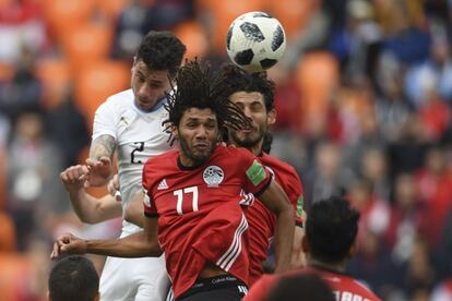 El jugador uruguayo José Giménez (primero por la izquierda) remata de cabeza para gol frente a Egipto.