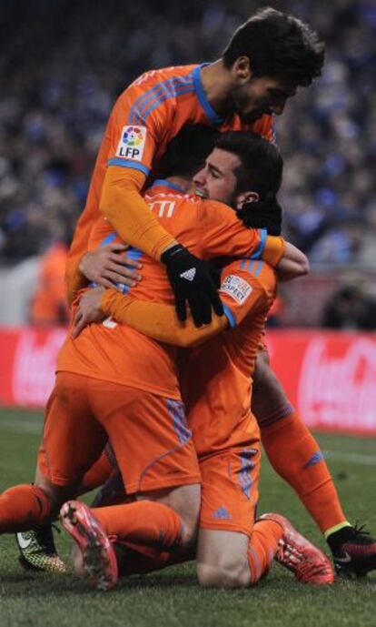 Gayà llora abrazado por Gomes y Piatti, autor del primer gol.