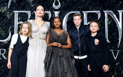 Angelina Jolie, junto a sus Vivienne, Zahara, Shiloh y Knox, el pasado octubre, en Londres.