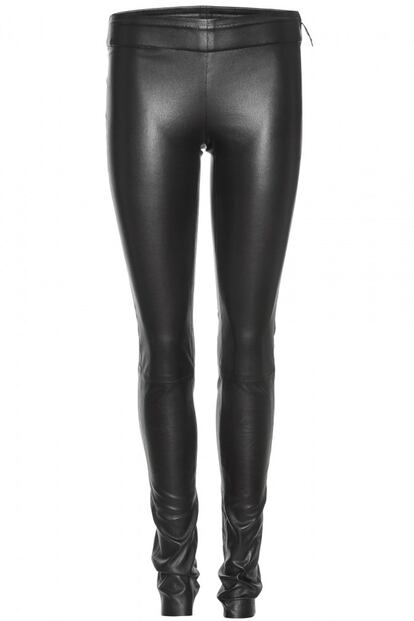 Si te gustan los tops XXL puedes combinarlos con estos leggins de cuero de Yves Saint Laurent (1.290 euros).