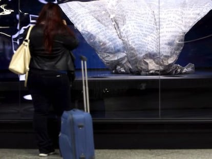 Una mujer observa la membrana del monumento tirada en el suelo.