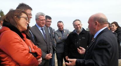 Jos&eacute; Pascual Fortea se dirige a los invitados a la suelta de agua en Sueca, entre ellos representantes del PSOE, Comprom&iacute;s y EUPV.