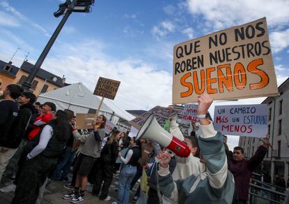 Un grupo de estudiantes protestan por la nueva selectividad y para exigir la publicación de los modelos de examen de la nueva PAU, este viernes en Ponferrada. 
