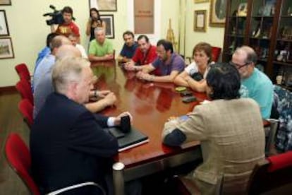 Imagen de una reunión entre el alcalde de Ferrol , José Manuel Rey Varela (primer término - de espaldas), con representantes del comité de empresa de Navantia. EFE/Archivo