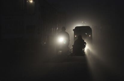 Tráfico en una zona industrial de Ahmedabad, India.