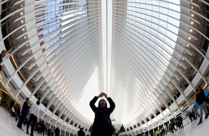 La primera fase del intercambiador de transportes del World Trade Center de Nueva York ha abierto este 3 de marzo sus puertas al público con la intención de que esta estructura se convierta, según ha explicado el arquitecto e ingeniero Santiago Calatrava, encargado de su diseño, en "un símbolo de progreso y renovación para los ciudadanos y visitantes" de la ciudad.