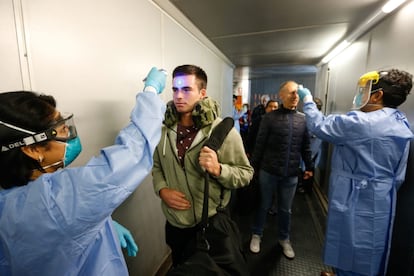 Controles sanitarios a pasajeros a su llegada al aeropuerto internacional Jorge Chávez de Lima, Perú.