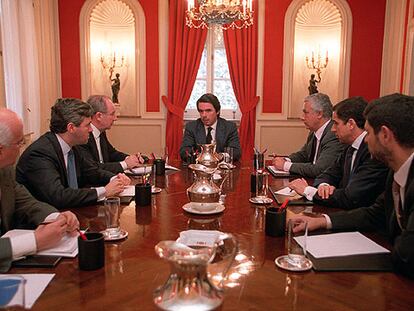 Reunión el 11 de marzo de 2004 en La Moncloa. De izquierda a derecha: Javier Zarzalejos, Ángel Acebes, Rodrigo Rato, José María Aznar, Javier Arenas, Eduardo Zaplana y Alfredo Timmermans.