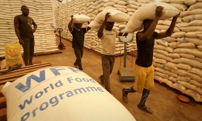 Almacén de comida del Programa Mundial de Alimentos en Batouri, desde la que se distribuyen los alimentos en camiones a los puntos de distribución una vez al mes.