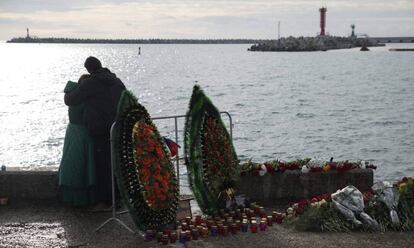 Espelmes i i flors en memòria de les víctimes de l'accident d'avió.