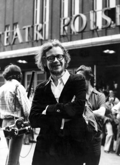 Jerzy Grotowski, ante la entrada del teatro Polski de Breslavia (Polonia) en 1966.