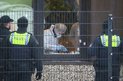 Agentes de la policía recogen pruebas del edificio tras el tiroteo, este viernes. 