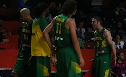 Jogadores brasileiros conversam durante o jogo.