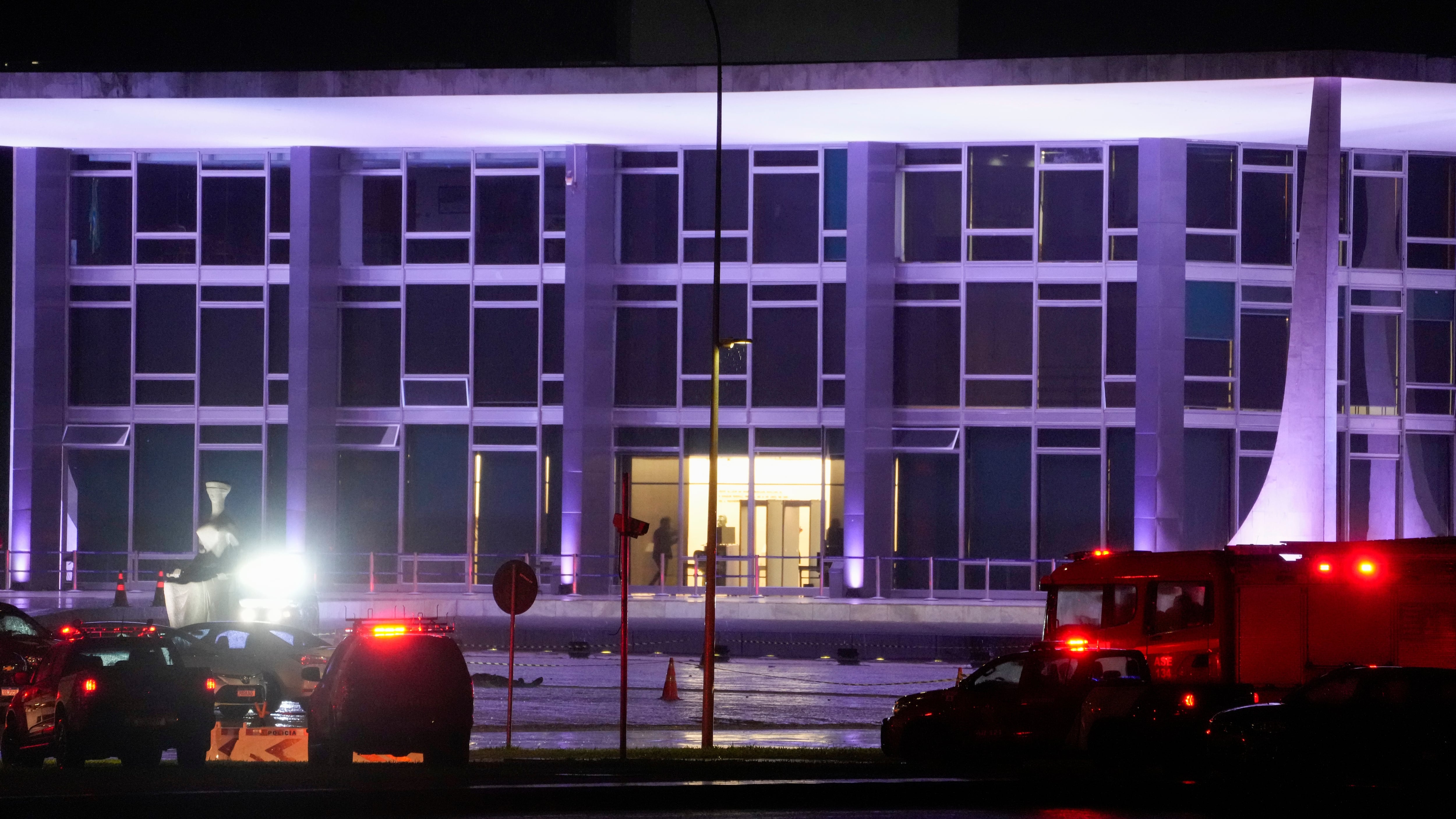 Vehículos policiales en la plaza de Brasilia que acoge las sedes de la Presidencia, del Congreso y del Tribunal Supremo, este miércoles.